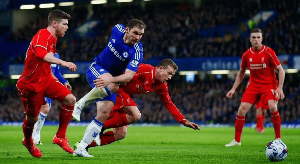 爱游戏APP-关于赛地聚焦：英超清晨热度飙升，纽约尼克斯战术微调，质疑声仍在，更衣室氛围转暖的信息